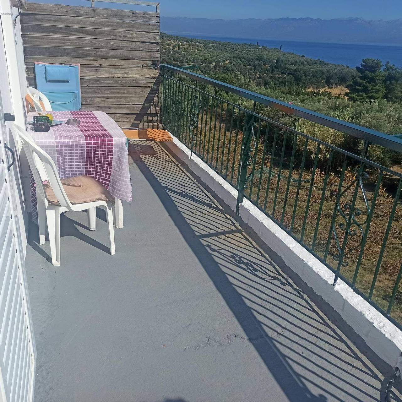 Ferienwohnung oberhalb des Peroulia Strandes bei Koroni - Taverne vor der Haustür 1