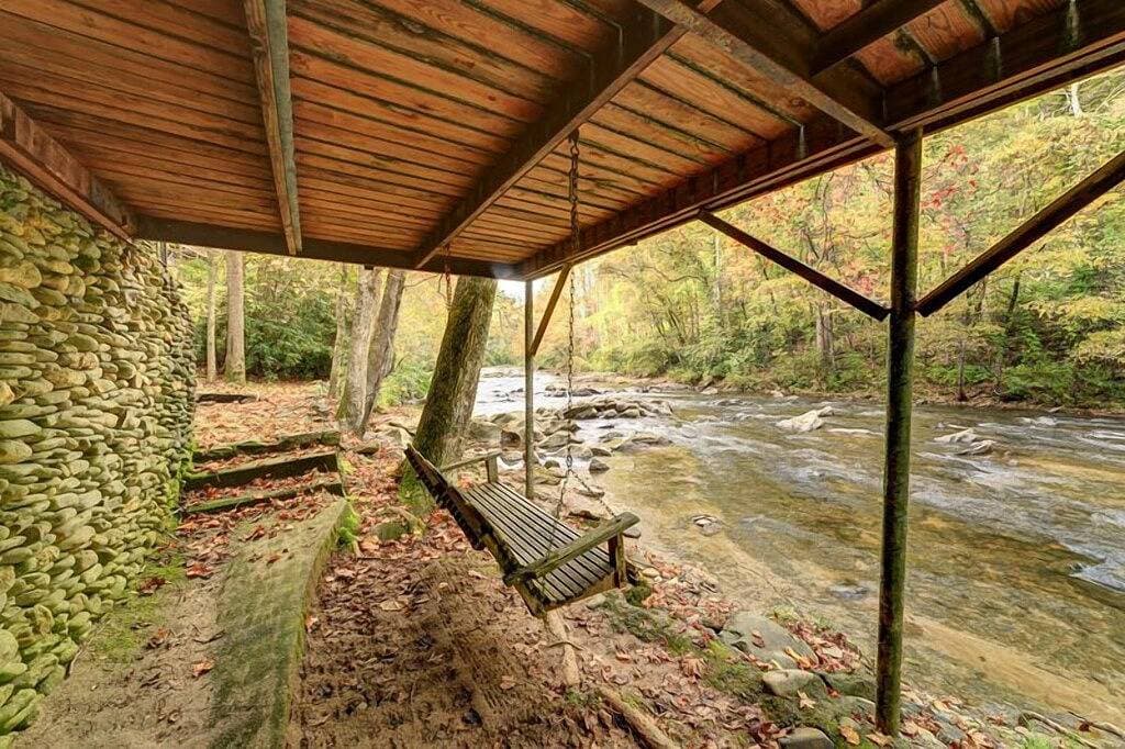 Foto 13 von 31: Die Gäste werden den River Haus wirklich genießen: ein rustikales 1-Schlafzimmer, eine Badekabine, während Sie das hören