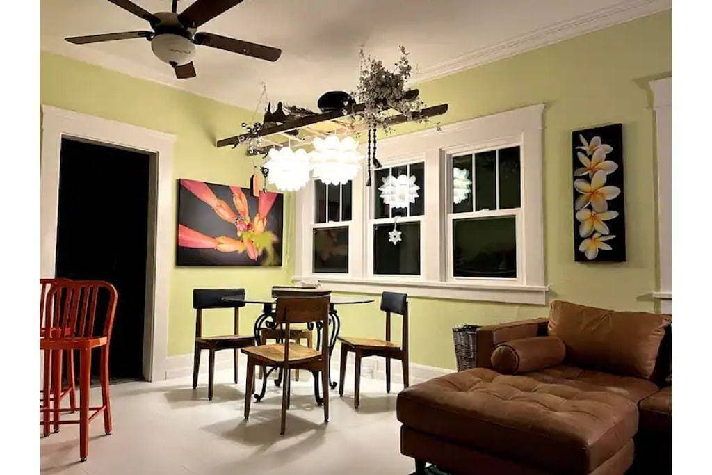 Foto 4 von 20: Boho noc Game Room pets welcome king beds freeW/D