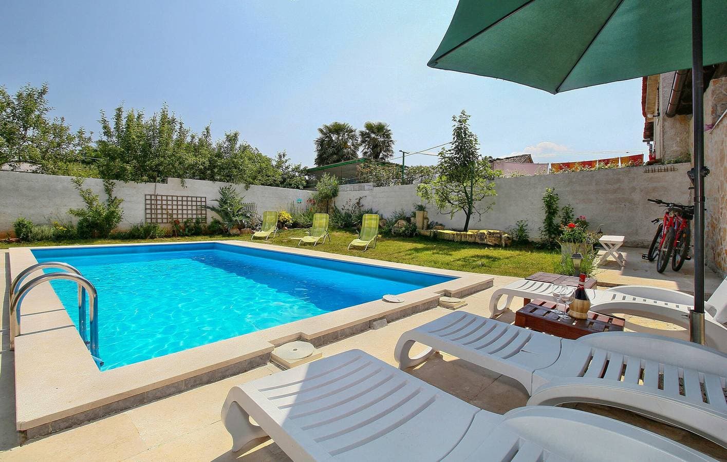 Foto 5 von 45: „Charmante 2-Zimmer-Wohnung mit Pool, Terrasse und erstklassiger Lage in Prhati“