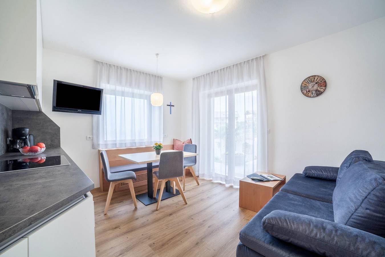 Foto 4 von 31: Ferienwohnung "Haus Hohenrain 1" mit Bergblick, Pool, WLAN, Terrasse & Garten
