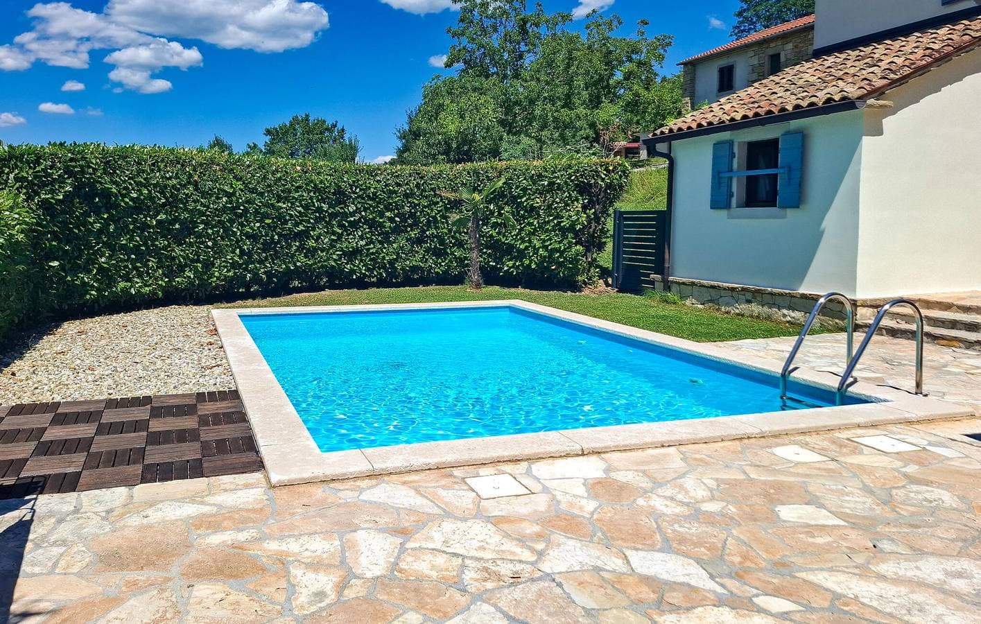 Foto 2 von 37: Modernes Apartment mit 2 Schlafzimmern, Pool und Terrasse in der Nähe des Flusses Pazinčica