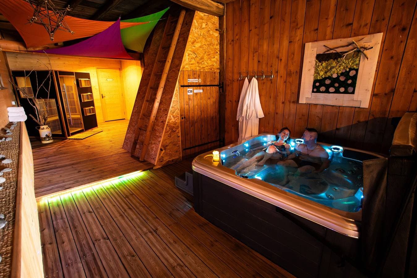Foto 6 von 65: Gästezimmer „Séquoia“ mit Gemeinschaftsterrasse, Garten und nicht privatem Whirlpool