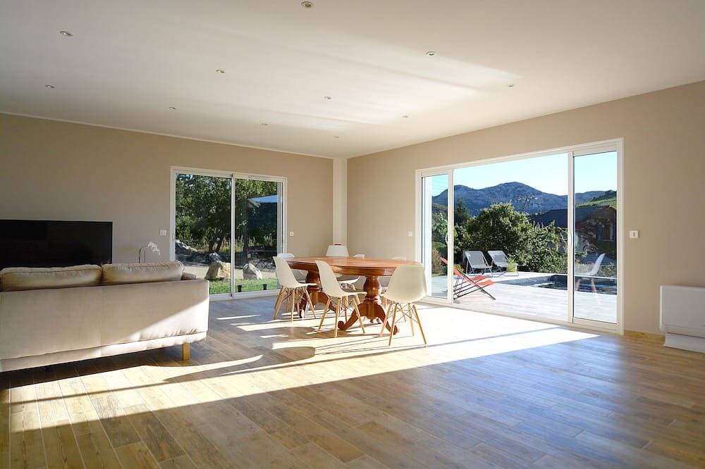 Foto 10 von 26: Neue Villa mit Pool mit Blick auf einen Hektar Land mit Blick auf den Weinberg