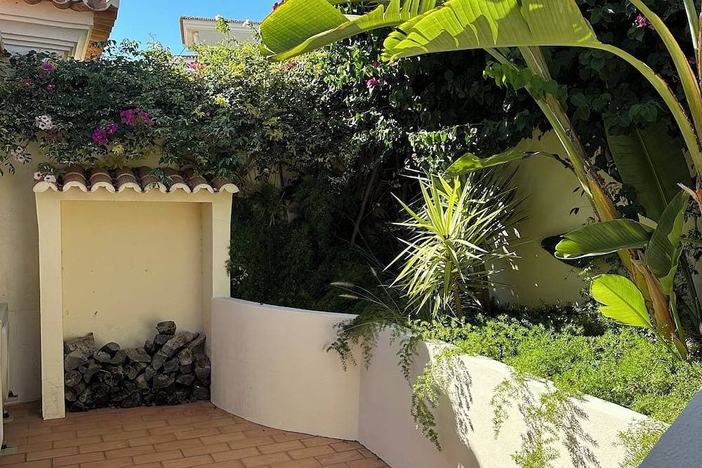 Foto 5 von 10: Luxury Villa overlooking beach-Private Pool, traditional village location
