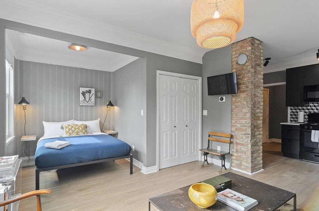 Foto 6 von 14: Perfect for a Hip and Romantic Getaway - This Chic Studio Offers the Best of the City by AllSet Turnover