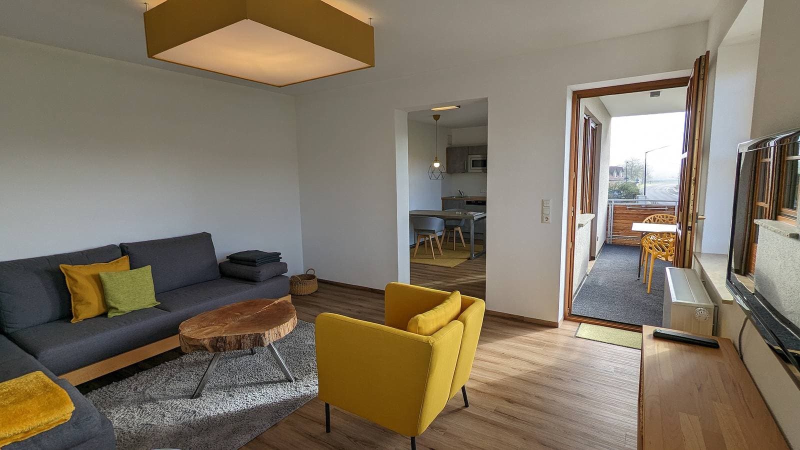 Foto 5 von 17: Weinbau Ferienwohnungen Familie Neubert - Ferienwohnung Quitte (50 m²) mit großem Südost-Balkon