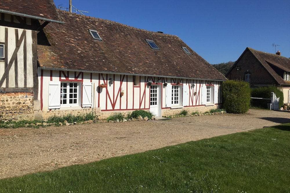 Old Norman farmhouse in the Charentonne valley 1