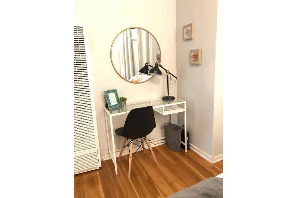 Foto 9 von 21: Modern Midtown Victorian Studio near Downtown!