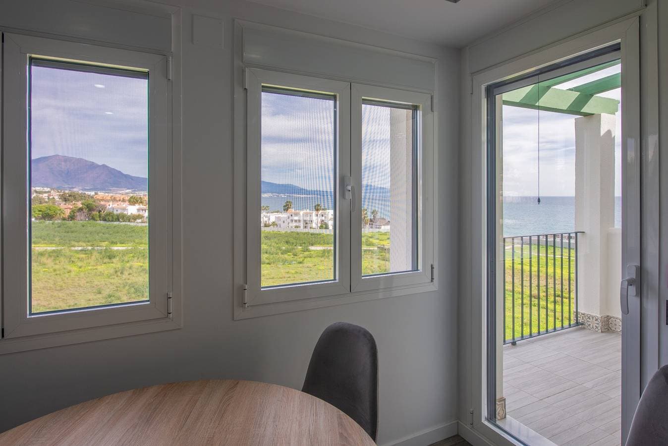 Foto 4 von 22: Ferienwohnung 'Urbanización Jardines Del Mar' mit Meerblick, Gemeinschaftspool und Klimaanlage