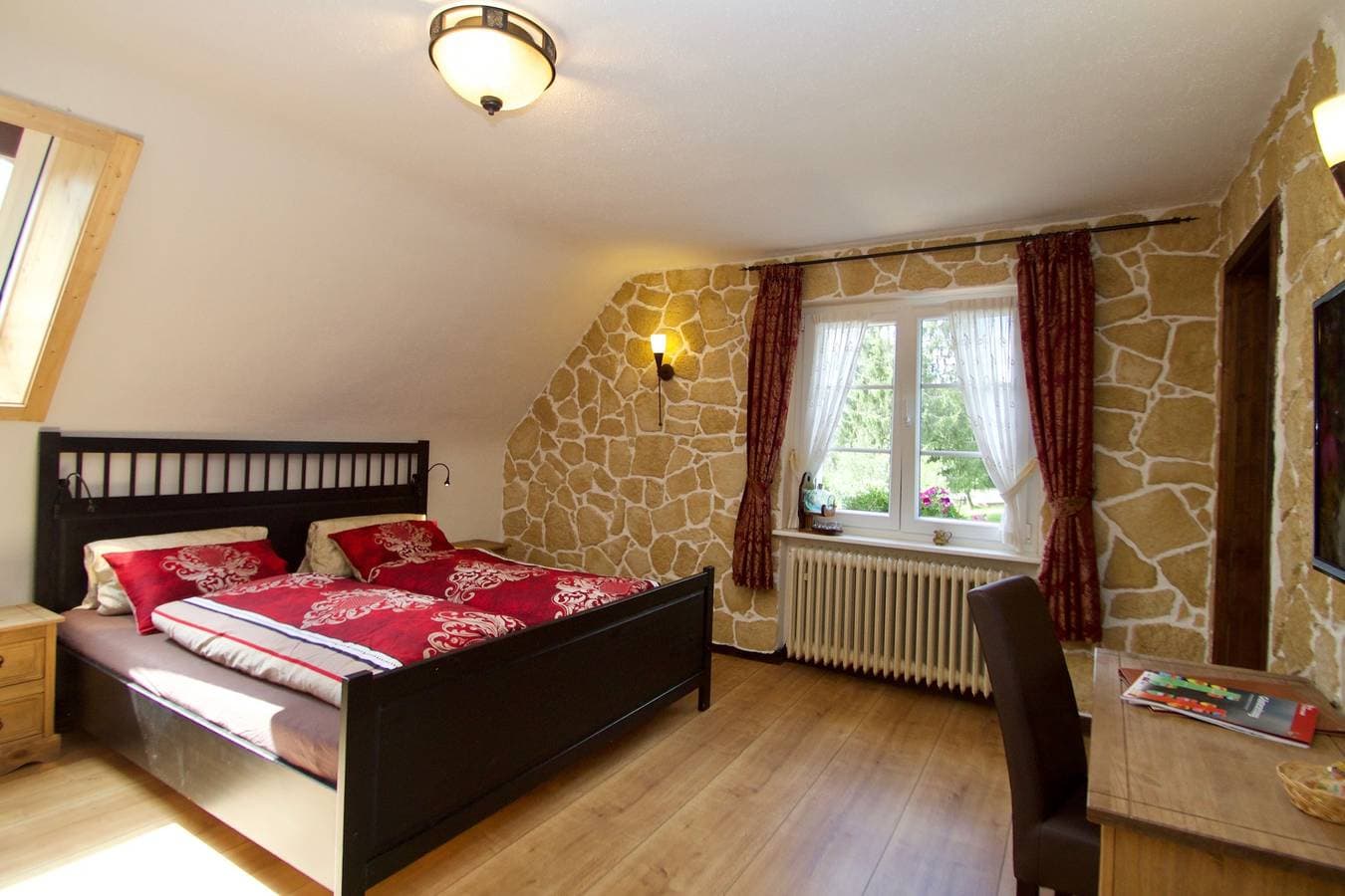 Foto 7 von 23: Zimmer 'Doppelzimmer' mit Bergblick, Gemeinschaftsterrasse und Wi-Fi