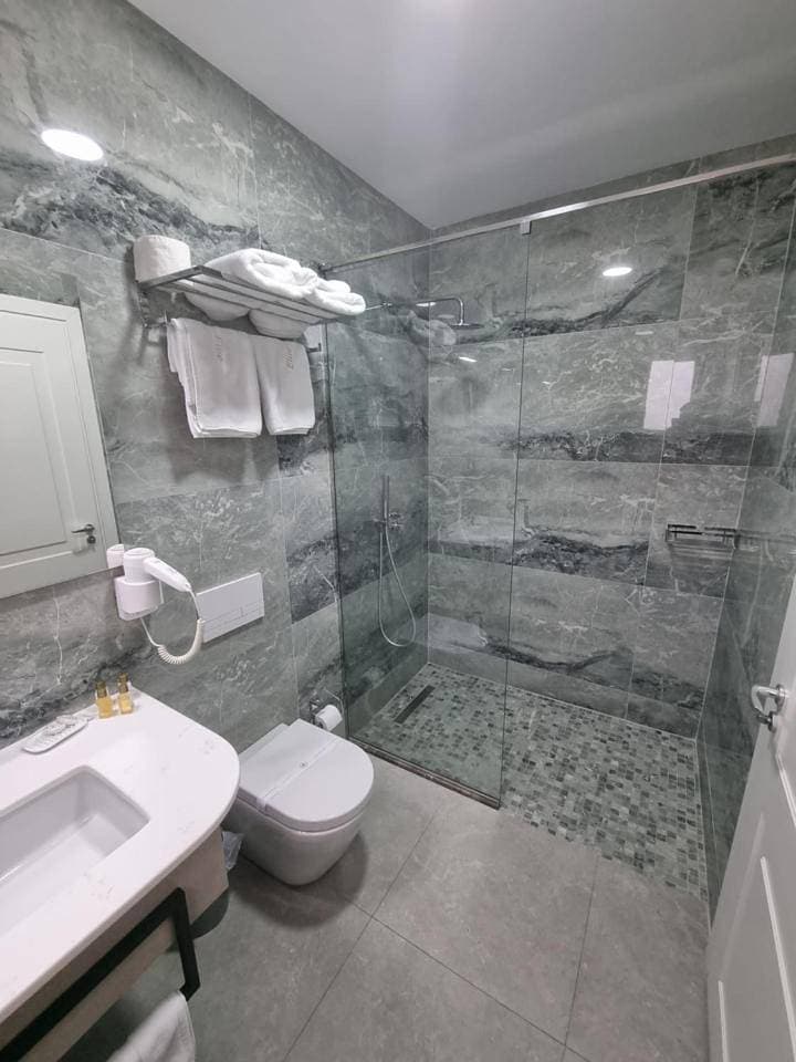 Foto 10 von 12: Triple Room with Lake View