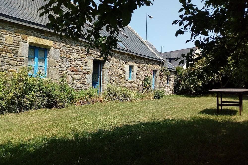 Traditional farmhouse with large garden. Porsliogan beach 500m away on foot. 1