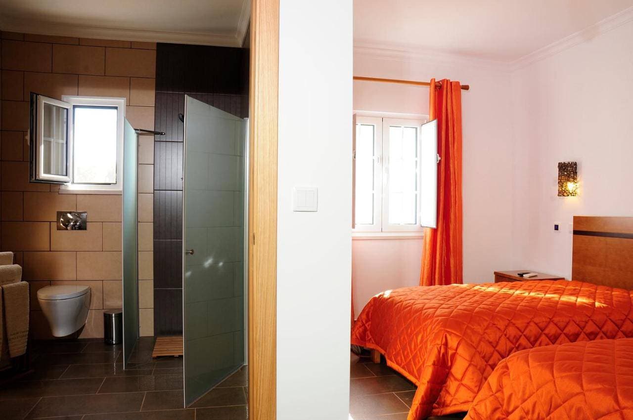 Foto 6 von 9: Twin Room with Private Bathroom