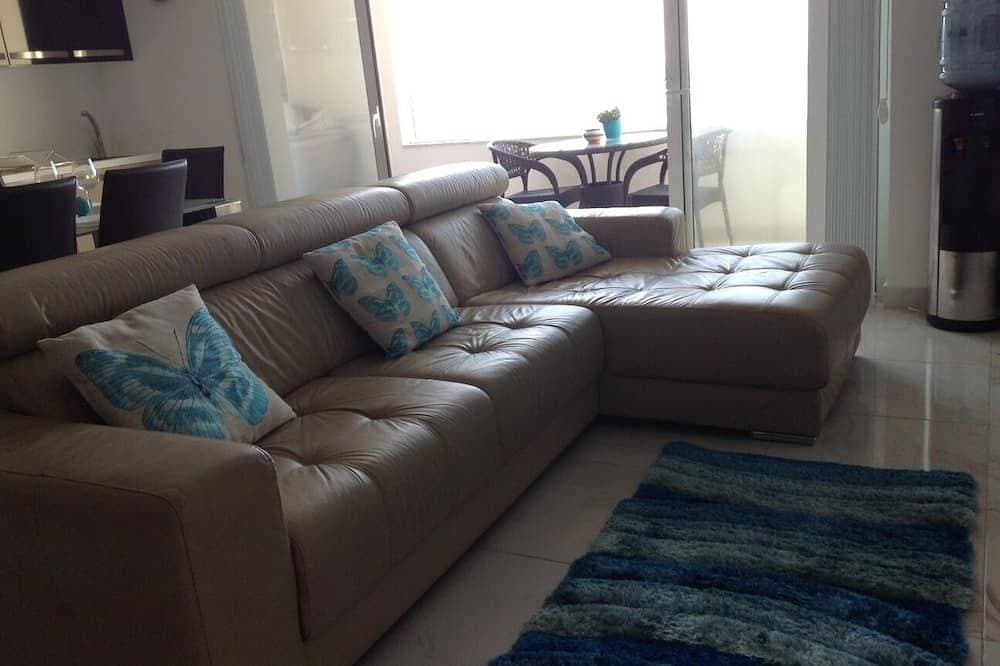Foto 11 von 25: Luxury Seafront Apartment With Pool