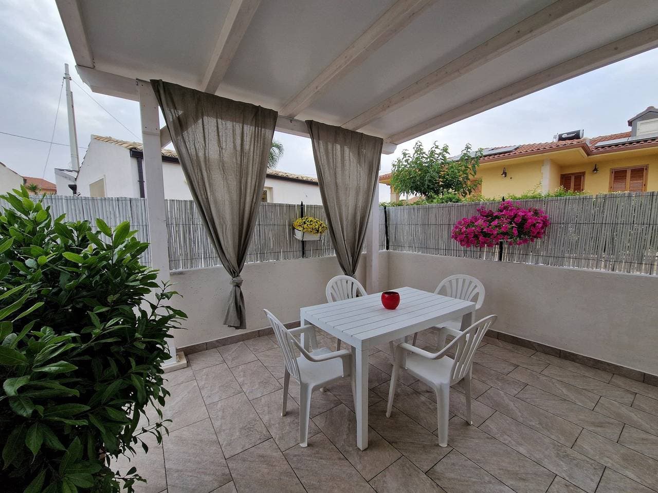 Foto 4 von 41: Ferienwohnung 'I due ulivi' mit Blick auf die Hügel von Modica und WLAN