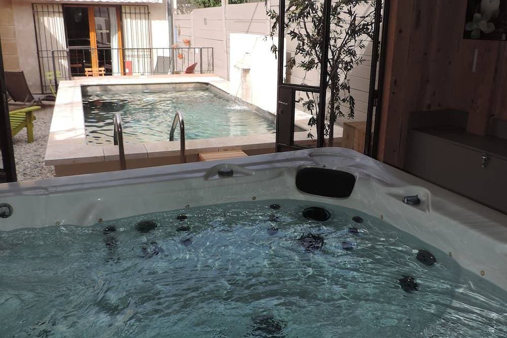 Swimming Pool and Jacuzzi Gîte \"Les chênes blancs\" in Provence 1