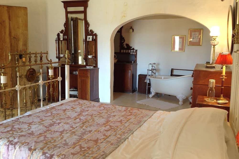 Foto 4 von 12: Nostalgia suite at Dar Tal Kaptan, Ghasri, Gozo. Victorian themed room