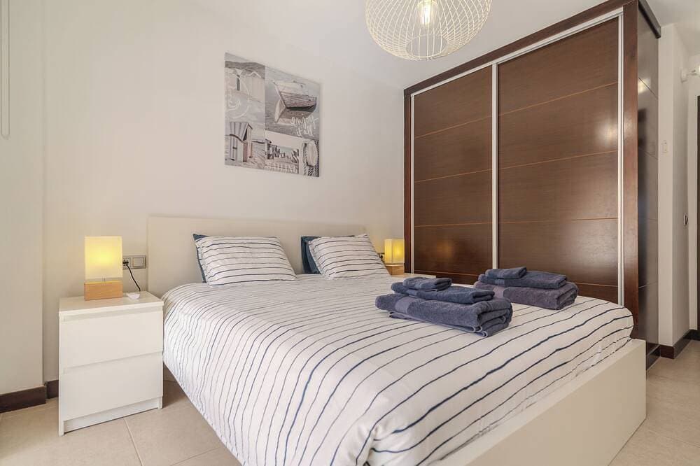 Foto 3 von 30: Neu !!! Luxuswohnung, 32 m2 Sonnenterrasse, Blick auf den Pool