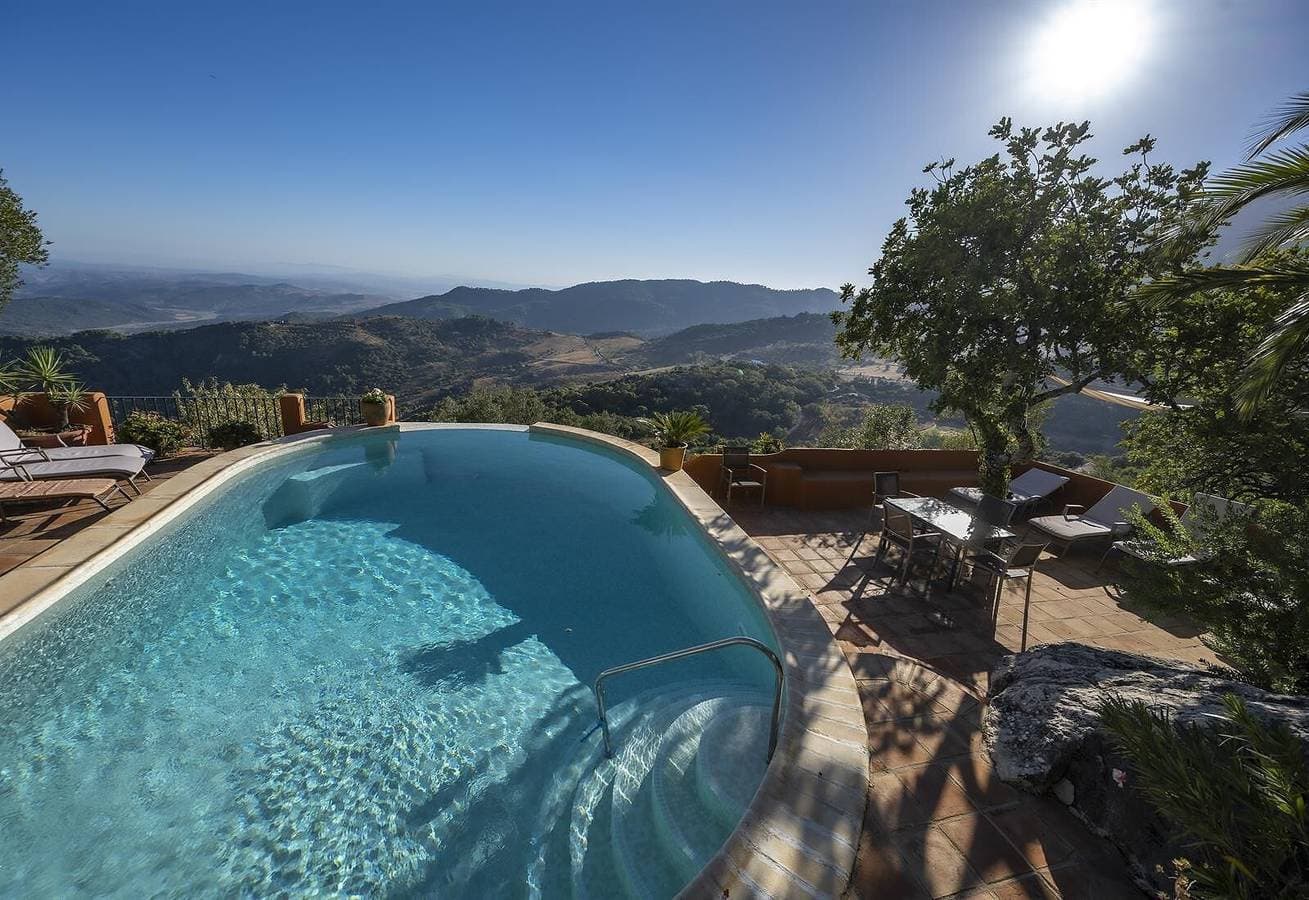 Foto 3 von 27: Traumhafte private Villa am Rande von Gaucin mit Infinity-Pool, Bergblick und exotischem Garten
