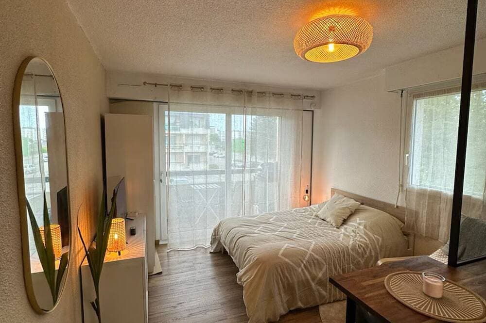 Cosy apartment with balcony + parking - quiet 2 steps from downtown 1