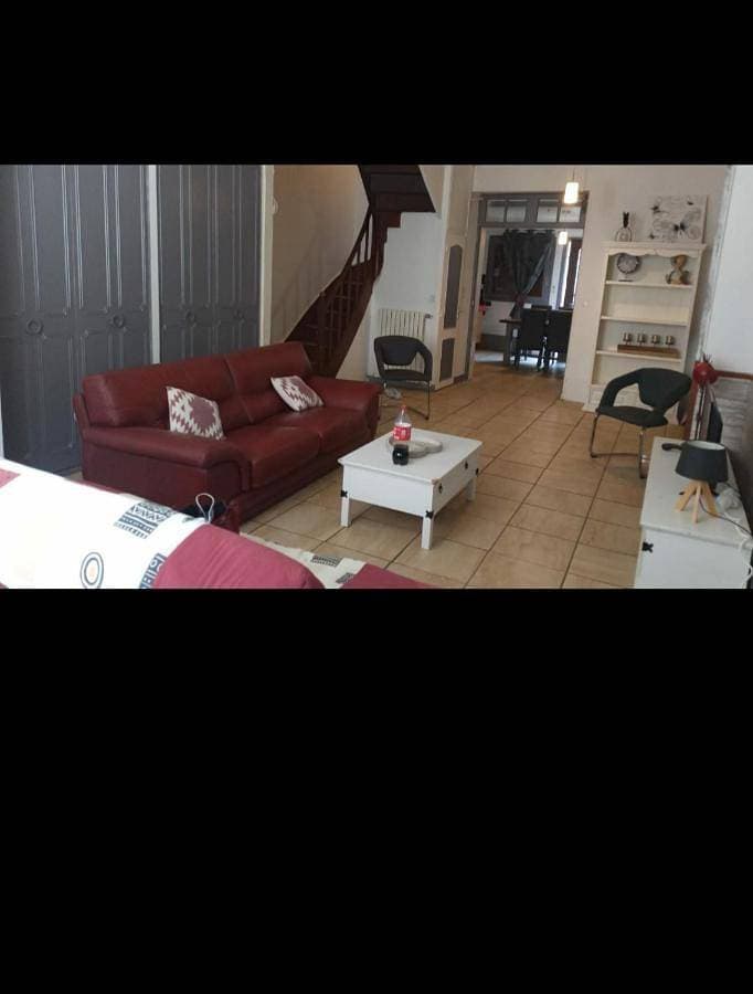 Belle maison avec petit jardin et cour à 10mn du très beau lac de sidiailles. 1