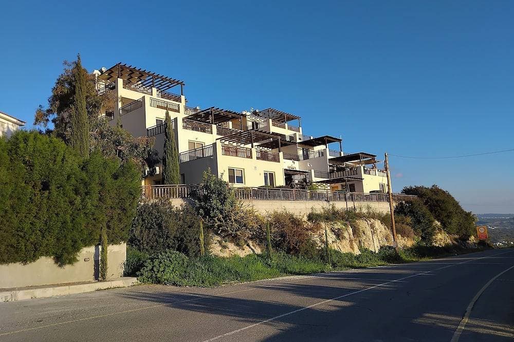 Foto 12 von 27: 22C Christina Hilltop Apartment panoramic views.