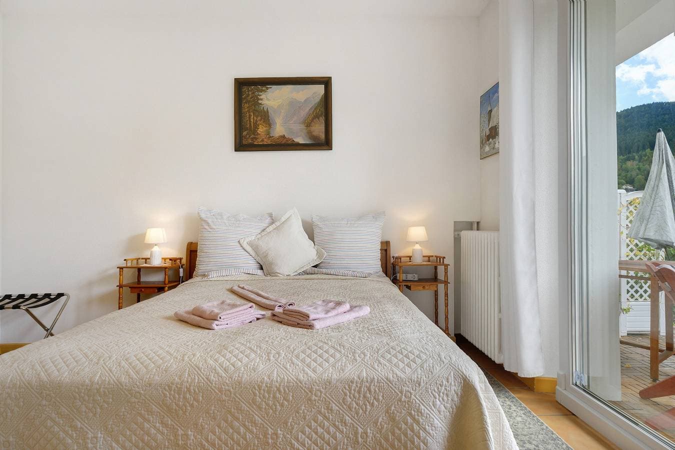 Foto 6 von 35: Gästezimmer „Chambre B und C – Sportive“ mit Bergblick, Gemeinschaftsterrasse & WLAN