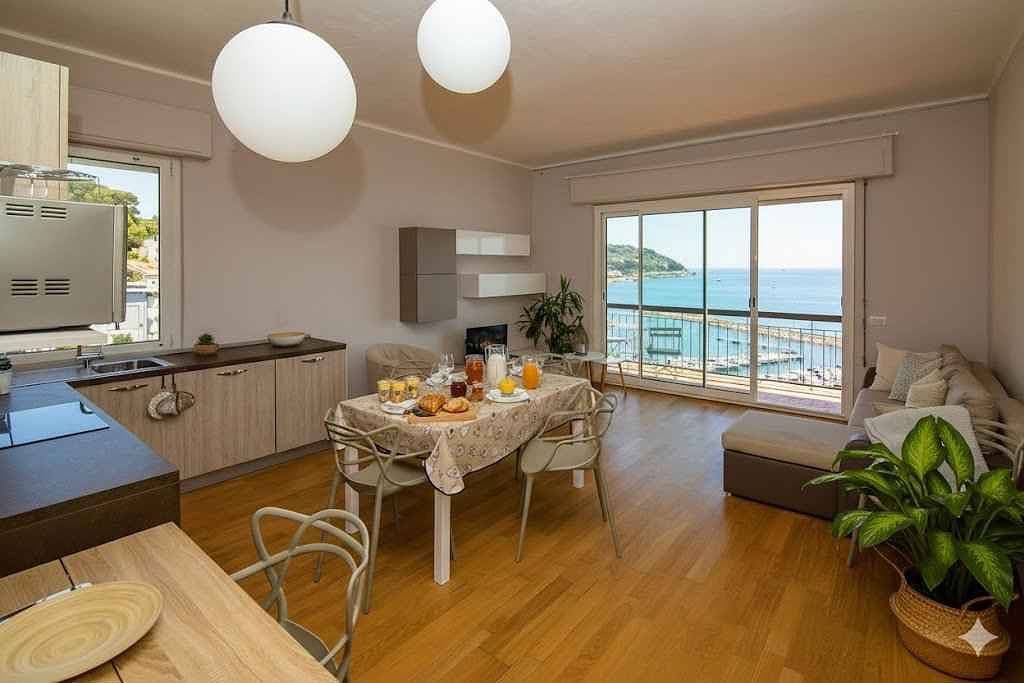 Foto 3 von 21: Ferienwohnung mit Klimaanlage und Balkon mit Meerblick