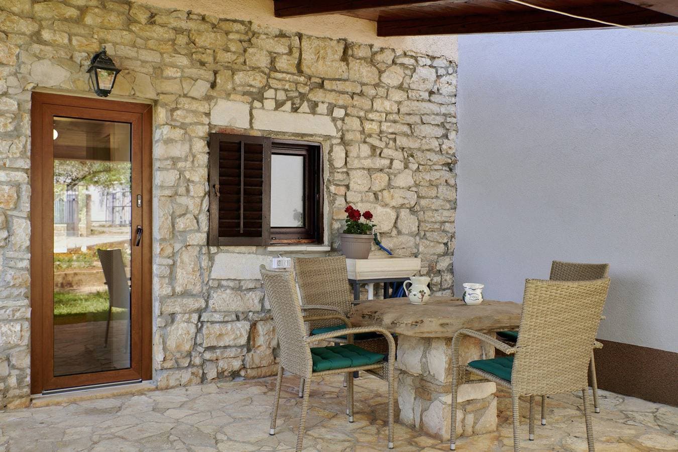 Foto 5 von 24: Ferienhaus Orihi * 2000 m2 eingezäunter Garten, überdachte Terrasse
