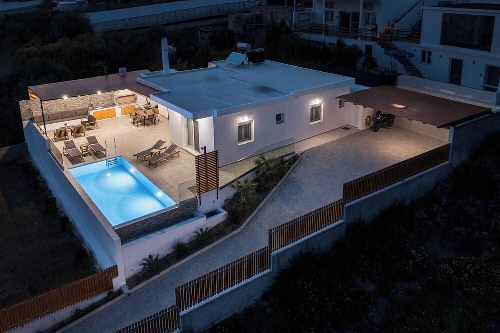 Foto 13 von 25: Windless SeaView Villa, with Pool & Hot Tub