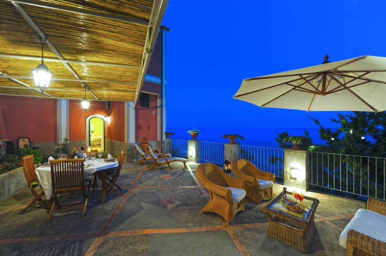 Foto 12 von 20: Palazzo Rocco Villa Red Moon in Love – Traumhafte Terrasse mit Meerblick an der Amalfiküste