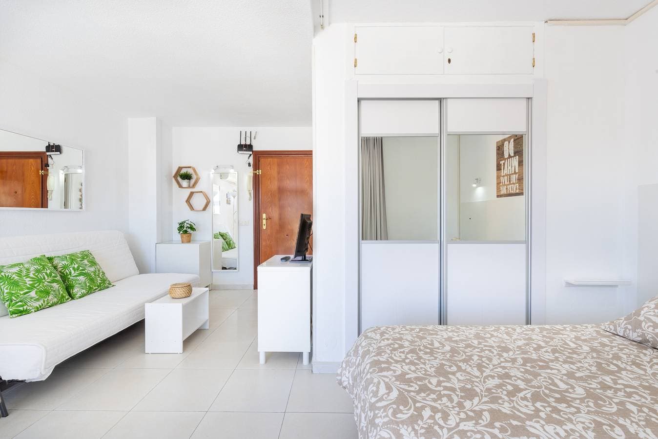 Foto 4 von 22: Sunny Seaside Studio mit Balkon, Klimaanlage und Meerblick