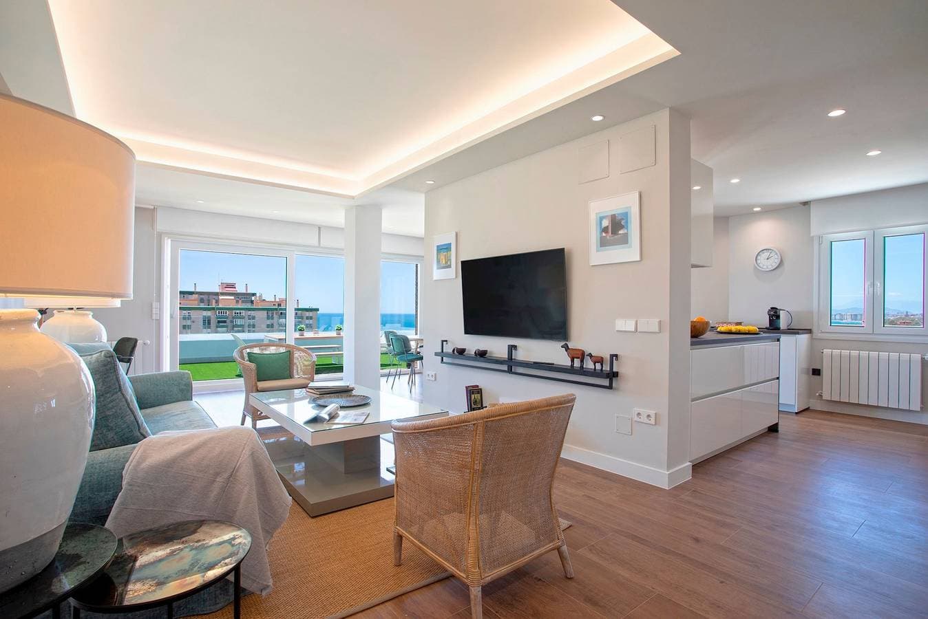 Foto 8 von 19: Spectacular 3 Bd penthouse with parking and sea views terrace. Elcano Terrace