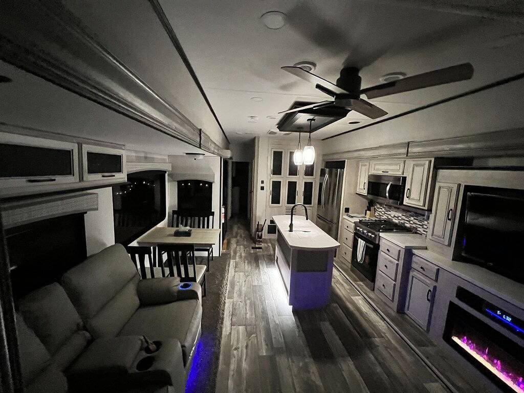 Foto 4 von 9: Lakefront 1 bedroom tiny home