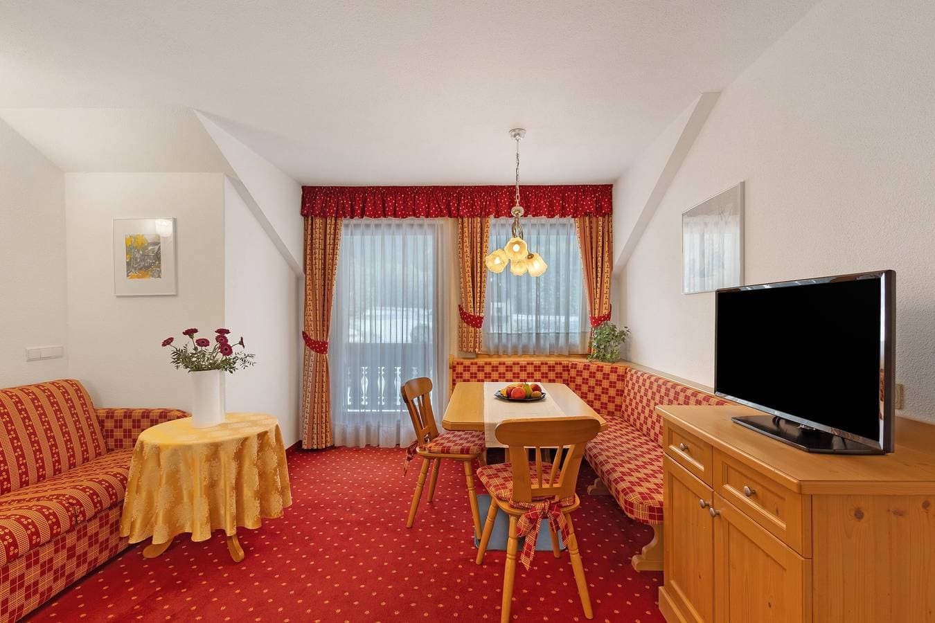 Foto 2 von 30: Ferienwohnung 'Loderhof Blumenwiese' mit Bergblick, Gemeinschaftsgarten & WLAN