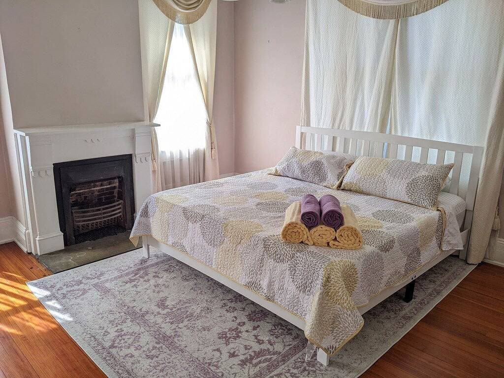Foto 8 von 18: Historic Victorian Home near Una and Downtown