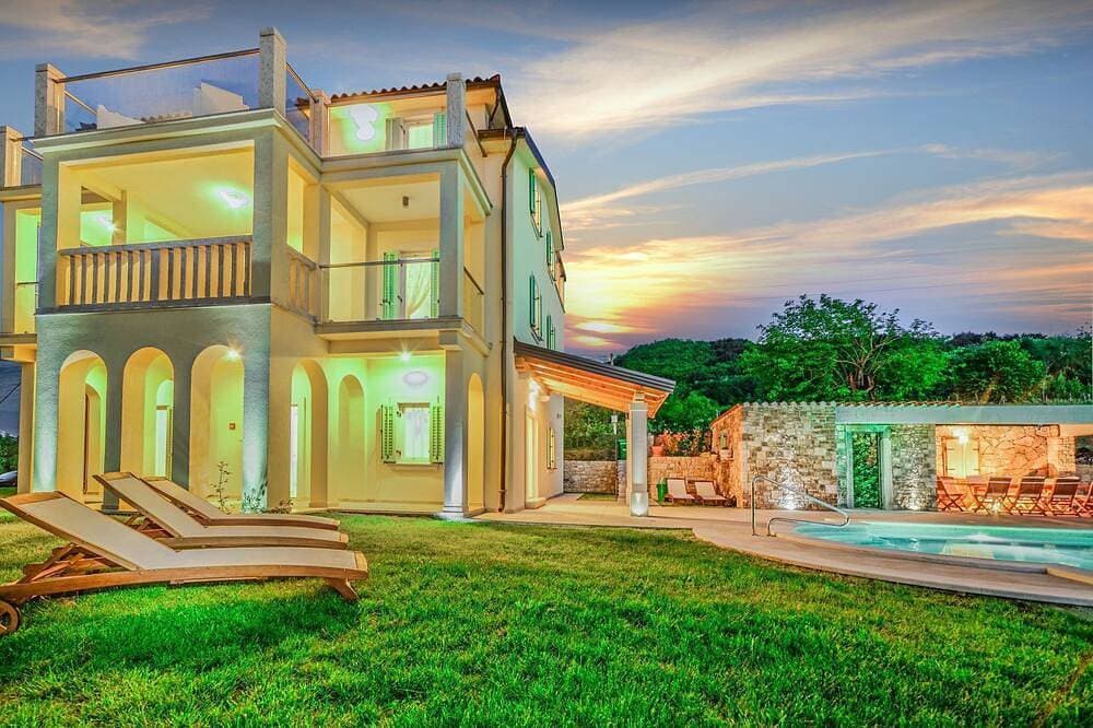 Foto 13 von 21: Atemberaubende Villa mit Infinity-Pool, Blick auf Motovun, Billard, Tischtennis, BBQ