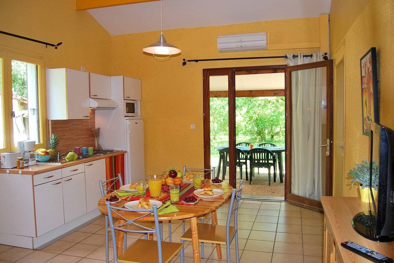 Foto 2 von 15: Chalet für 4 Personen mit Pool