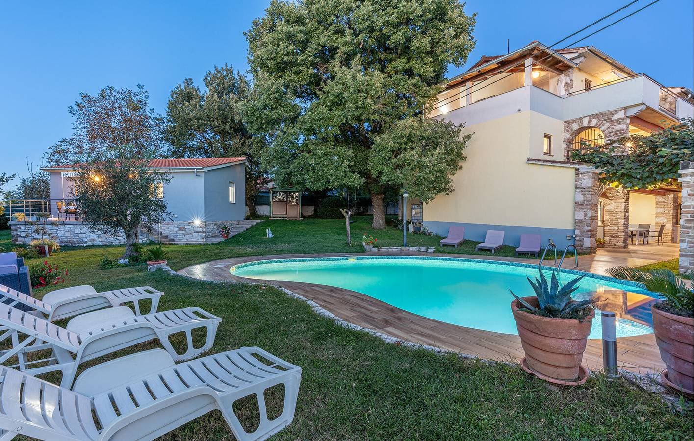 Foto 9 von 35: Gemütliche Unterkunft, 2 km von Tinjan entfernt: WLAN, Pool, Terrasse und Parkplätze!