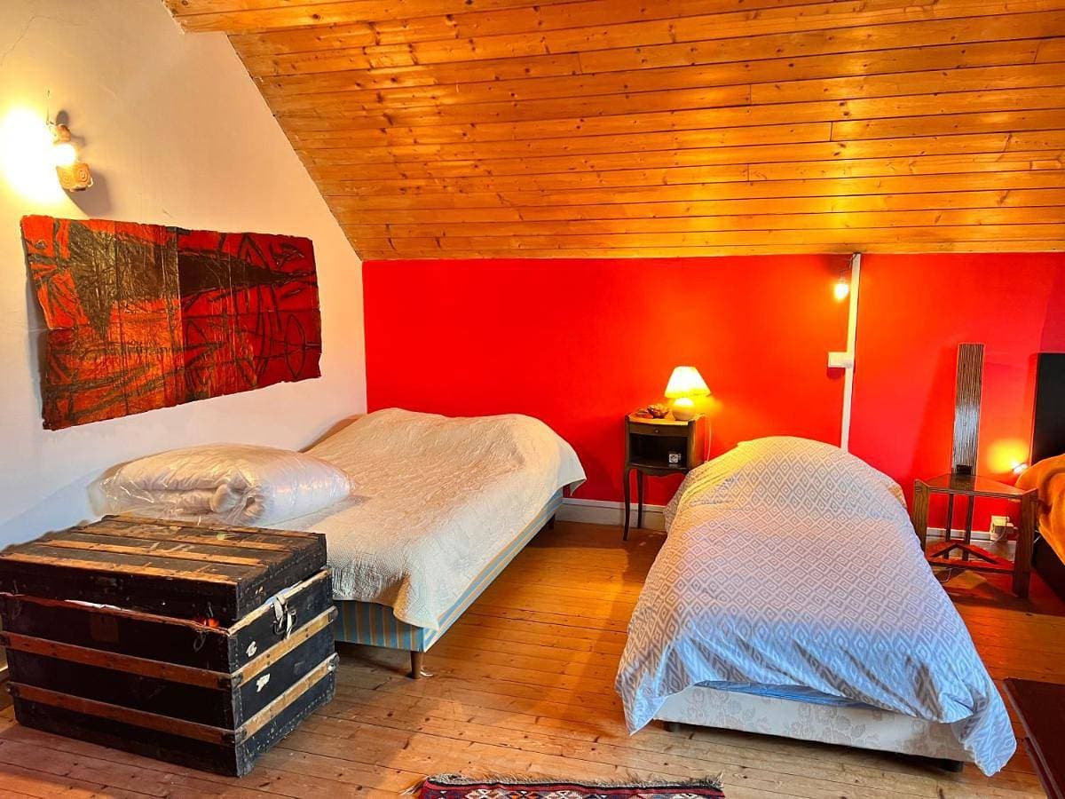 Foto 3 von 39: Mixed Dormitory Room