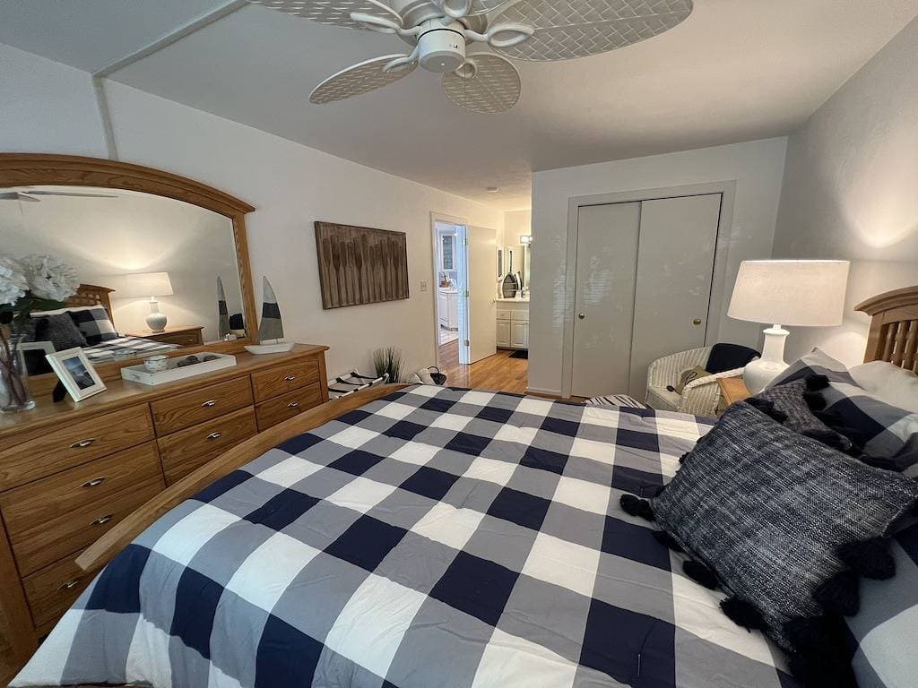 Foto 7 von 44: Charming Lakefront Condo at Bernard's Landing, only steps from the shore!
