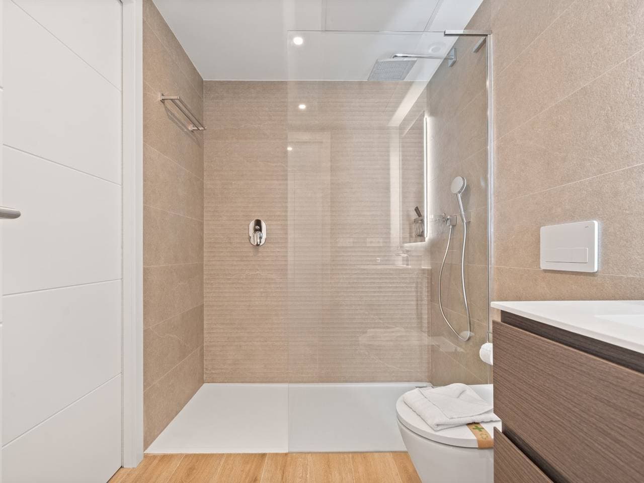 Foto 11 von 36: Modernes 1-Schlafzimmer-Apartment in der Nähe von Estepona mit exklusivem Lagunenzugang