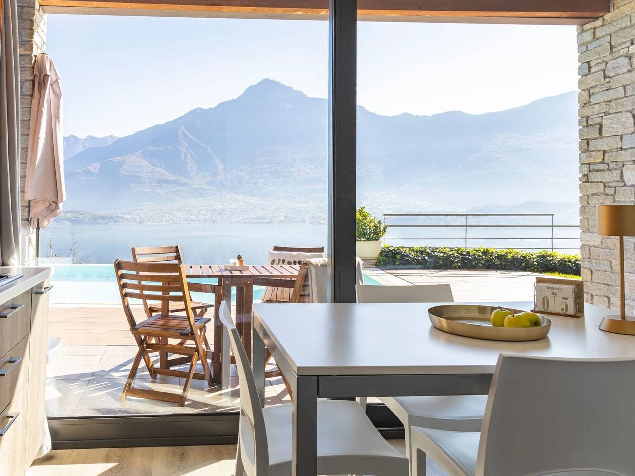 Foto 13 von 50: Wohnung mit Schwimmbad und fantastischem Seeblick