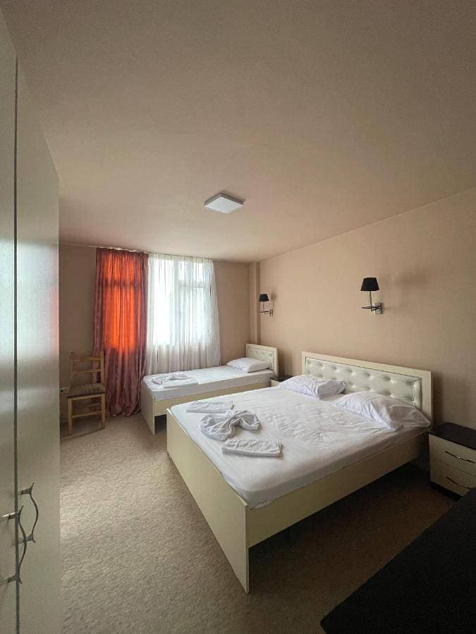 Foto 2 von 5: Family Room with Lake View