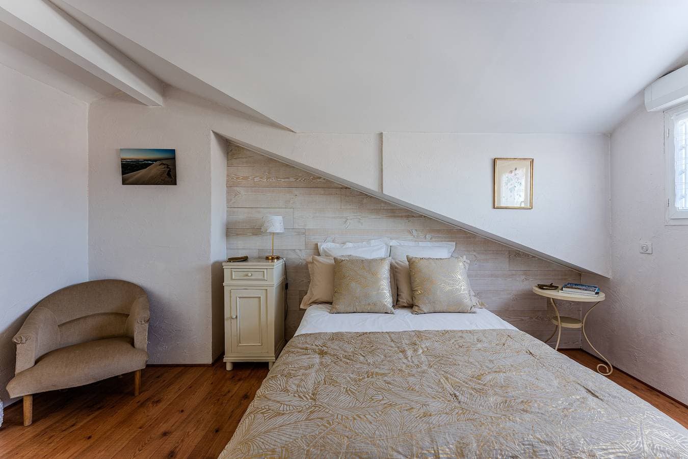 Foto 7 von 20: Gästezimmer 'La Chambre Dorée Du Bassin' mit privatem Garten und WLAN