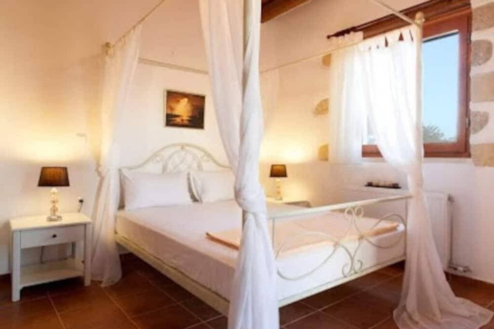 Foto 7 von 19: Rural Stone Villa with private pool and mountain views near local sandy beaches!