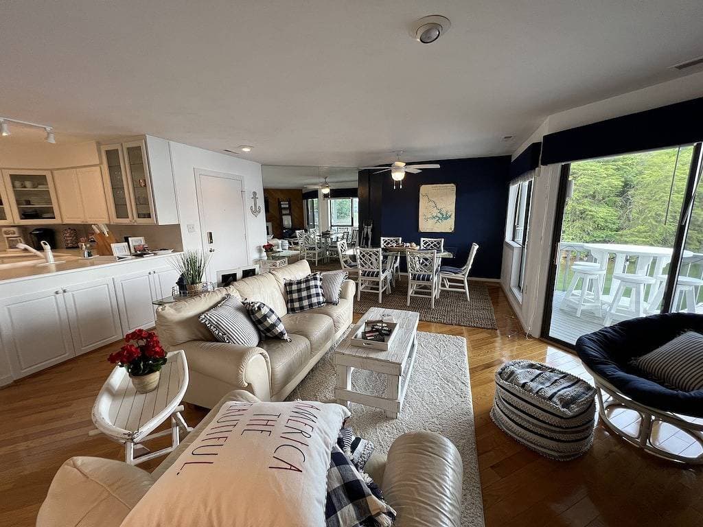 Foto 8 von 44: Charming Lakefront Condo at Bernard's Landing, only steps from the shore!