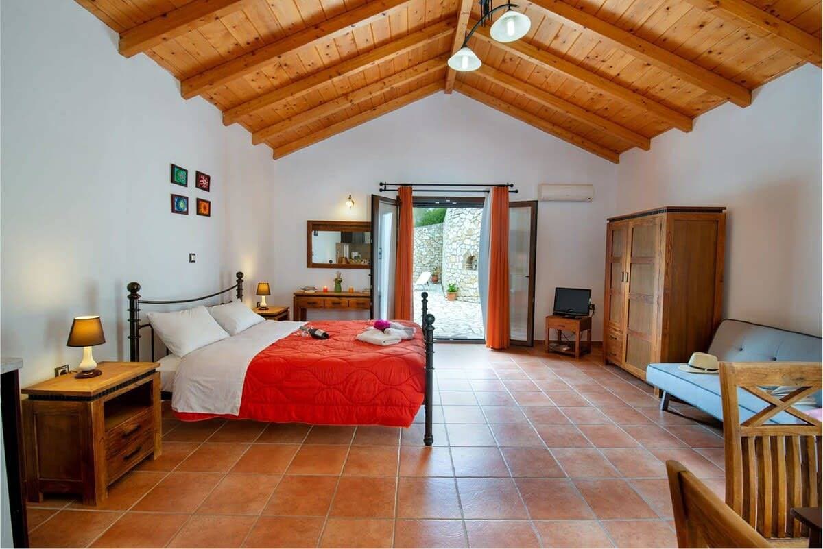 Foto 2 von 20: Kirki's Cozy Getaway - Paxoi Getaway w/ Jacuzzi