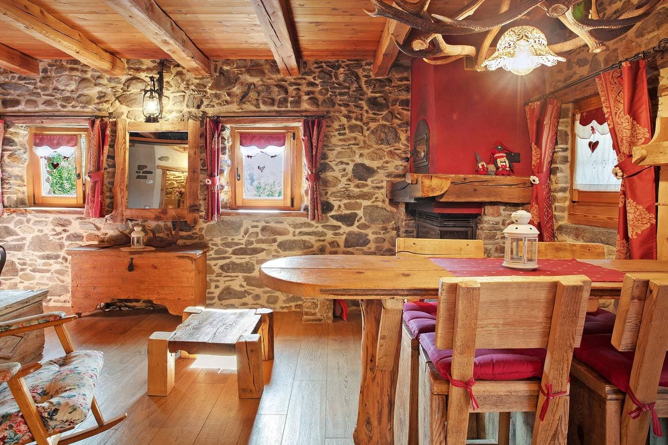 Foto 9 von 33: Deluxe-Zimmer „Chalet Cuore Selvatico“ mit Bergblick, Terrasse und privatem Garten